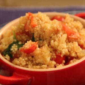 Risoto de quinoa com tomate e queijo