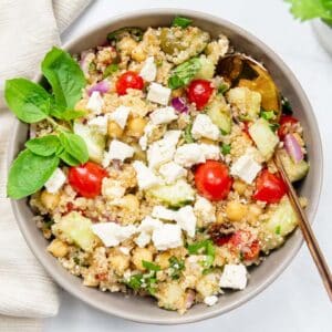 Salada de Quinoa com Tomate Cereja e Tofu