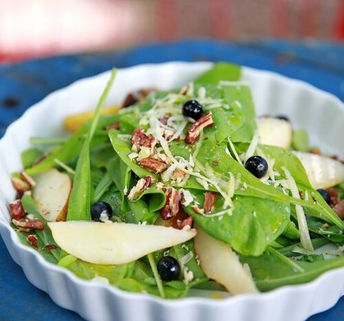 Receita de Salada Jamie Oliver com Rúcula, Agrião, Pera, Noz e Parmesão