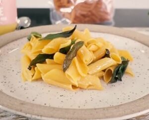 Ingredientes de Penne de cenoura na manteiga Ghee e salvia