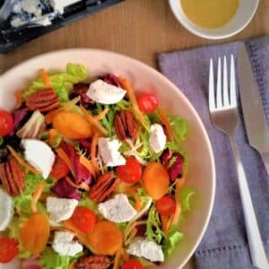 Salada de Alface com Queijo e Frutas Secas