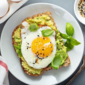 Sanduíche de Pasta de Avocado com Ovo