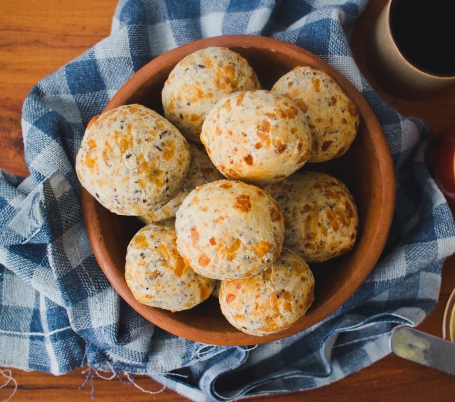 Pão de queijo com cúrcuma e sementes