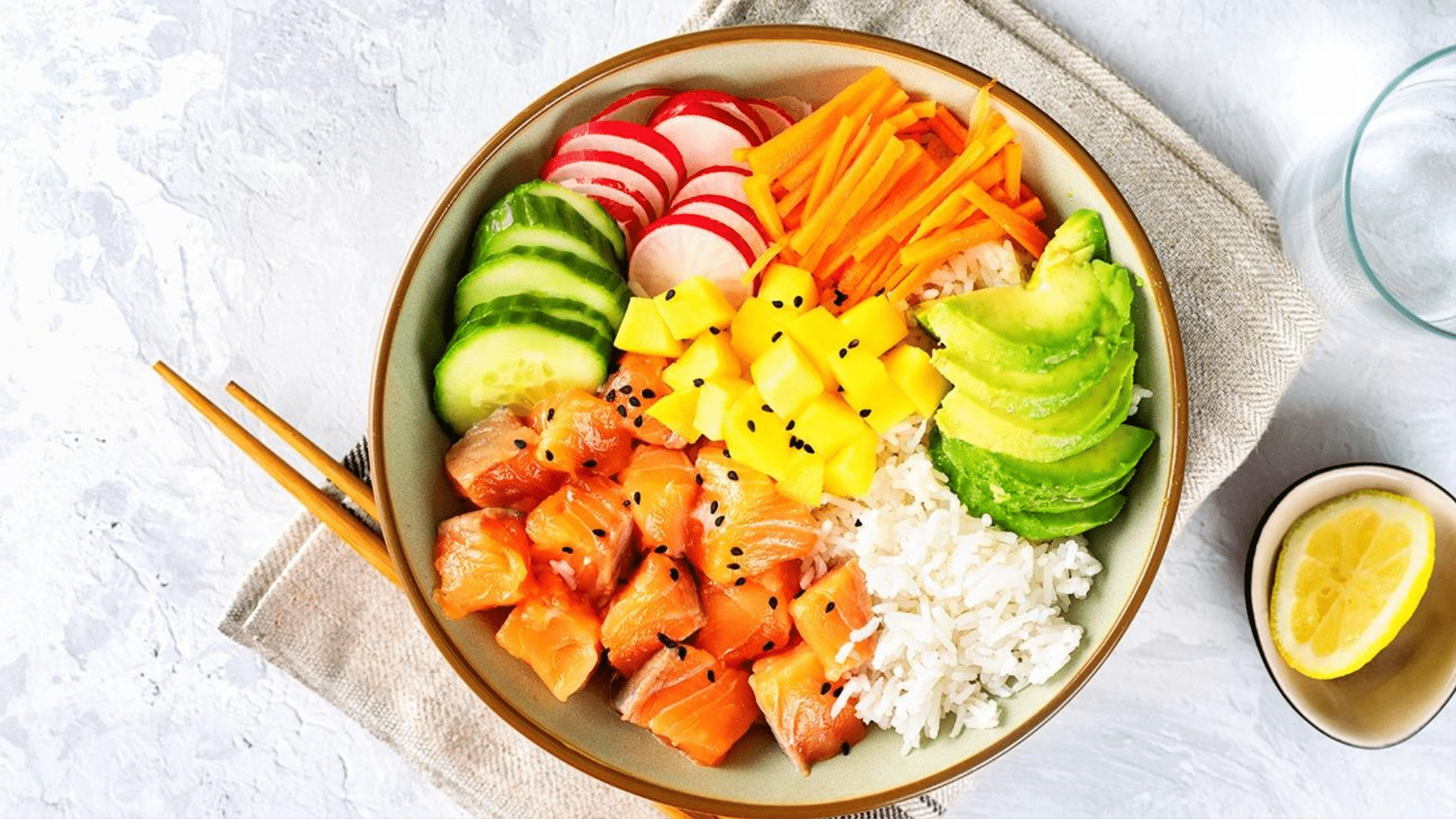 Poke de salmão e arroz japonês