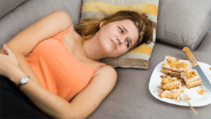 Como aliviar o inchaço após exagerar na alimentação?