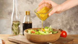 Como montar bons molhos caseiros para a salada