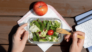 Como se alimentar bem mesmo com pouco tempo